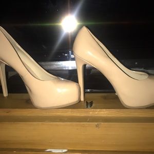 Nude pumps